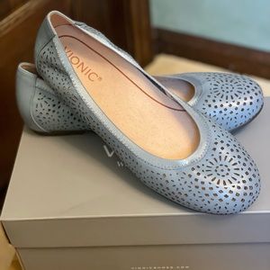 VIONIC LIGHT BLUE SPARK ROBYN PERF FLATS SIZE 8. New in box.